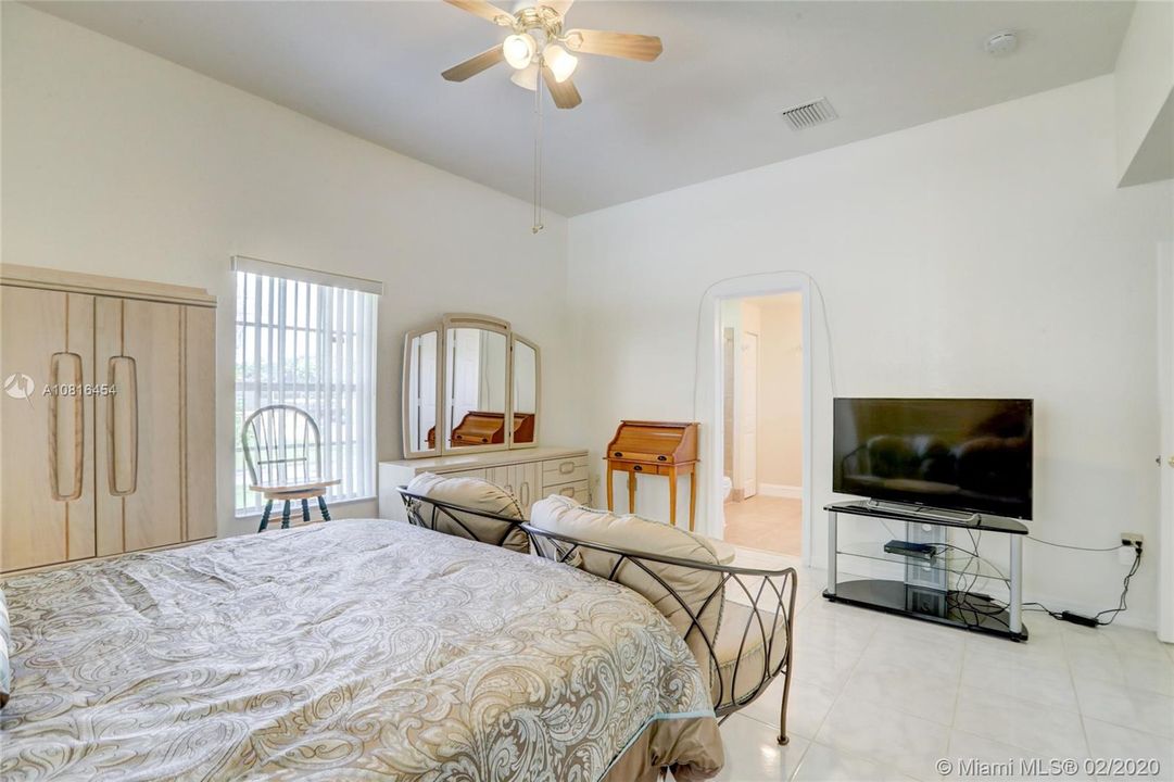 Vendido Recientemente: $690,000 (4 camas, 4 baños, 4315 Pies cuadrados)