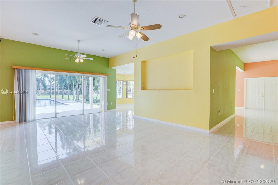 Vendido Recientemente: $690,000 (4 camas, 4 baños, 4315 Pies cuadrados)