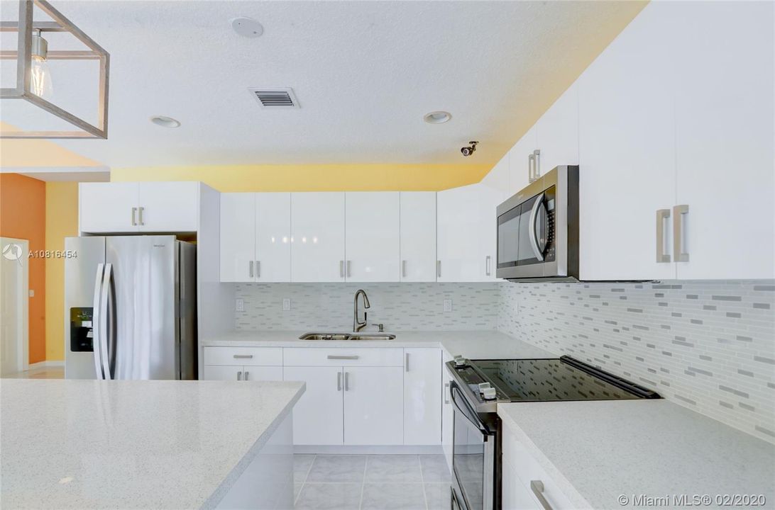 Vendido Recientemente: $690,000 (4 camas, 4 baños, 4315 Pies cuadrados)