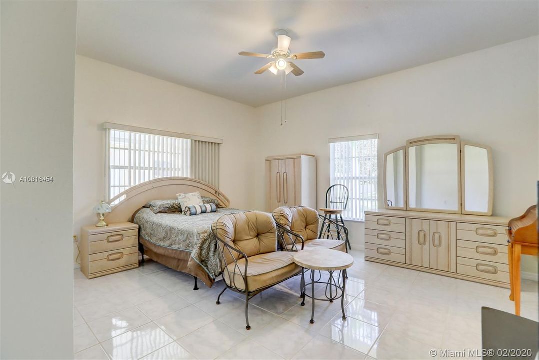 Vendido Recientemente: $690,000 (4 camas, 4 baños, 4315 Pies cuadrados)