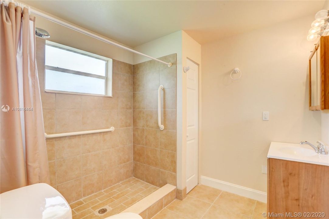 Vendido Recientemente: $690,000 (4 camas, 4 baños, 4315 Pies cuadrados)