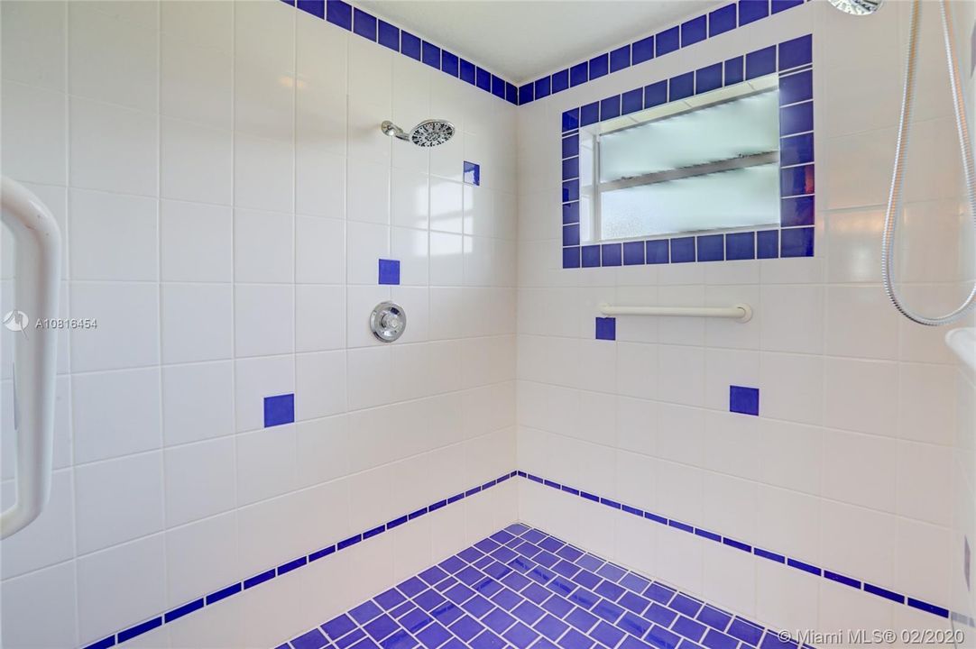 Vendido Recientemente: $690,000 (4 camas, 4 baños, 4315 Pies cuadrados)