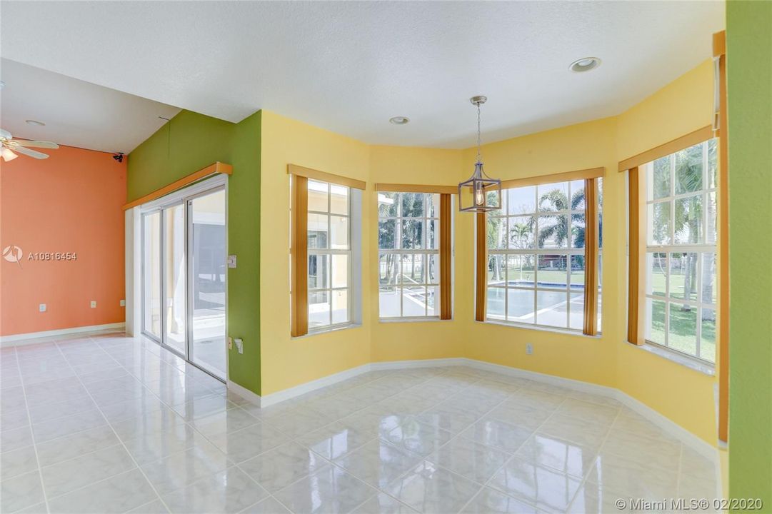 Vendido Recientemente: $690,000 (4 camas, 4 baños, 4315 Pies cuadrados)