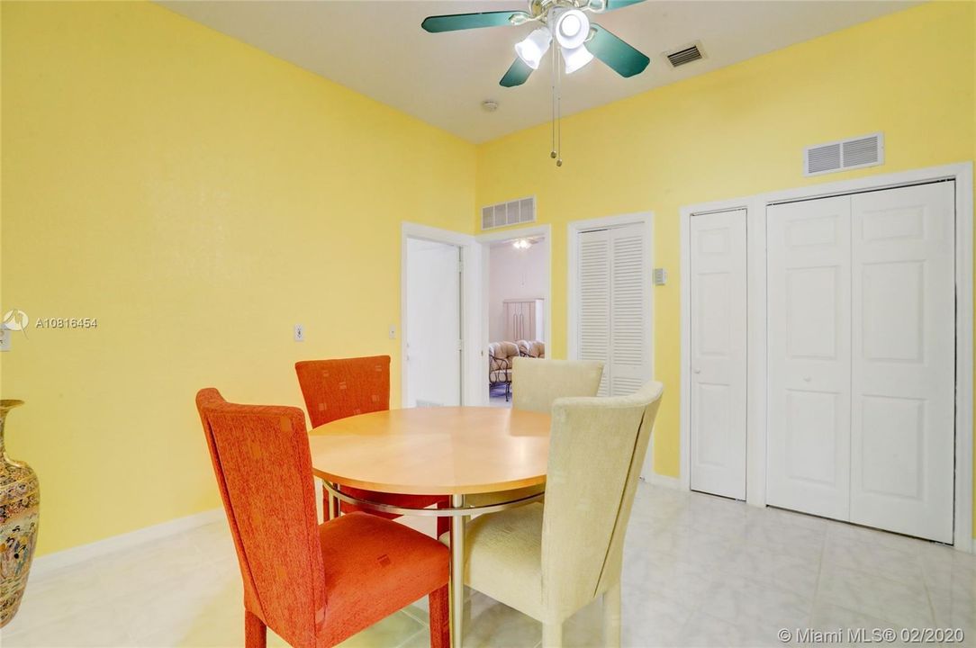 Vendido Recientemente: $690,000 (4 camas, 4 baños, 4315 Pies cuadrados)