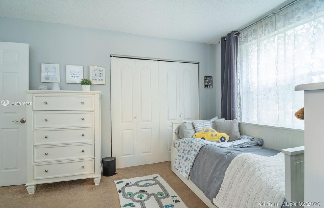 Recently Sold: $375,000 (3 beds, 2 baths, 1702 Square Feet)