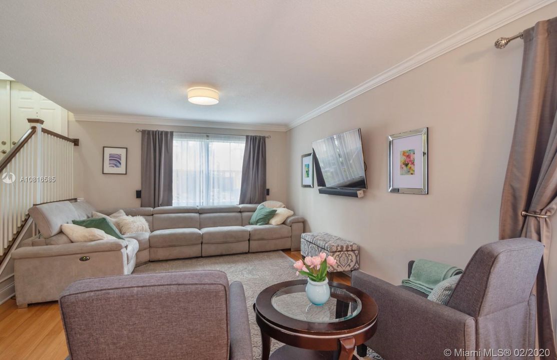 Recently Sold: $375,000 (3 beds, 2 baths, 1702 Square Feet)