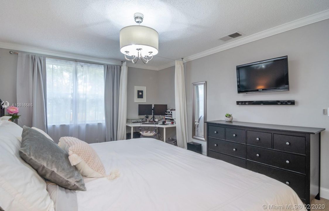 Recently Sold: $375,000 (3 beds, 2 baths, 1702 Square Feet)