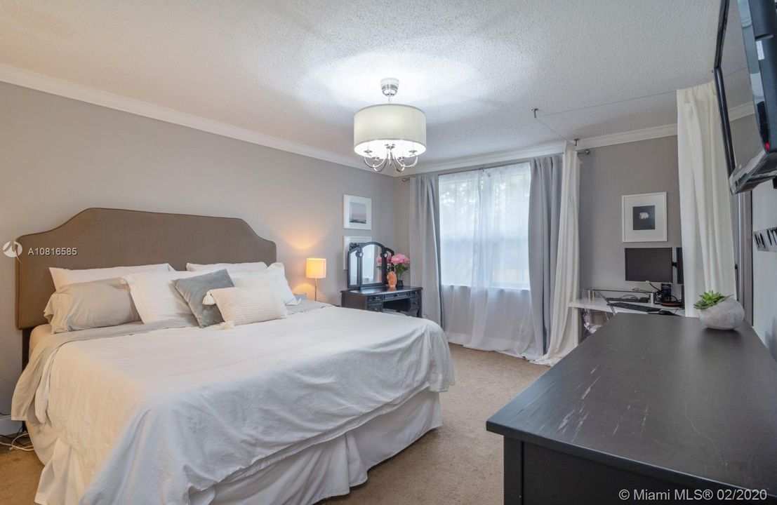 Recently Sold: $375,000 (3 beds, 2 baths, 1702 Square Feet)