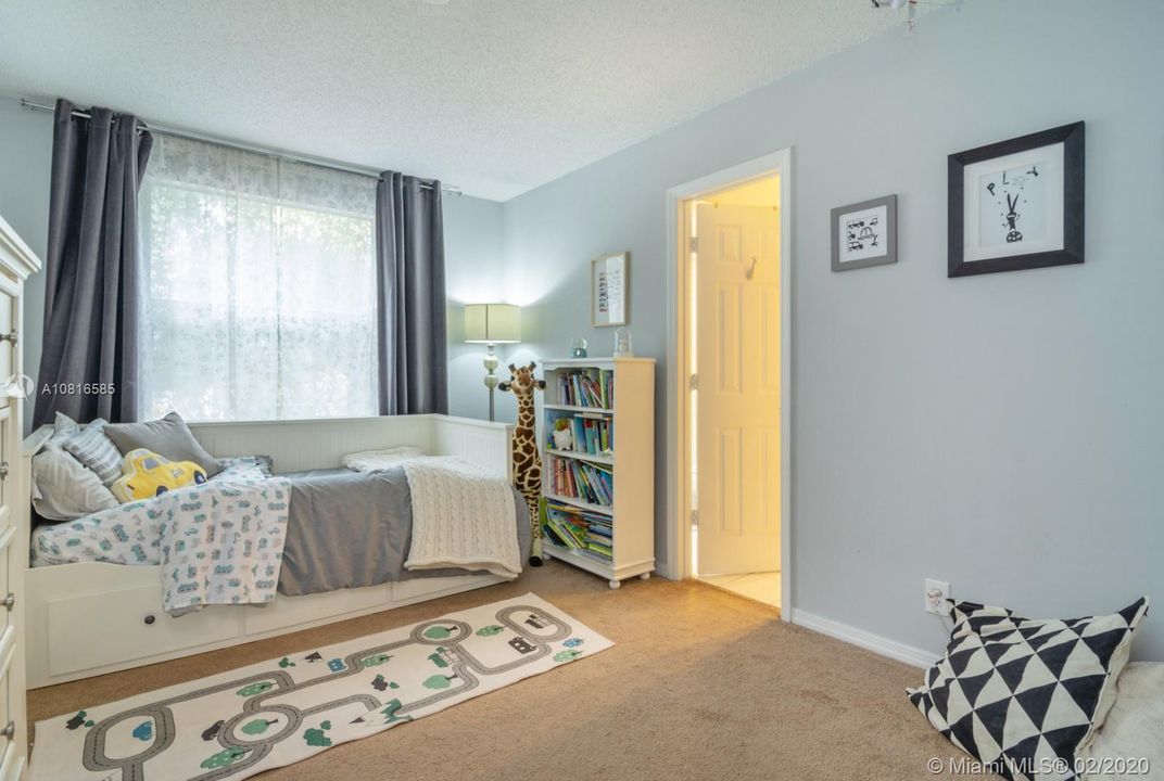 Recently Sold: $375,000 (3 beds, 2 baths, 1702 Square Feet)