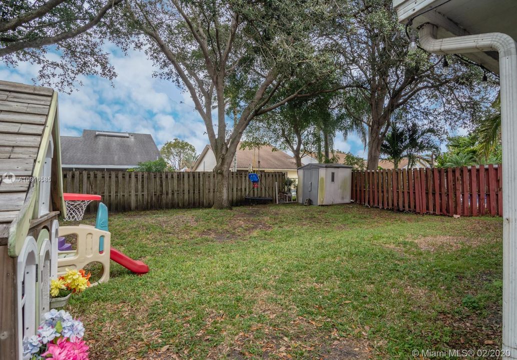 Recently Sold: $375,000 (3 beds, 2 baths, 1702 Square Feet)