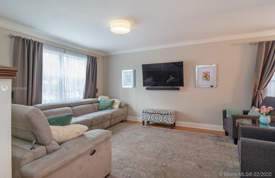 Recently Sold: $375,000 (3 beds, 2 baths, 1702 Square Feet)
