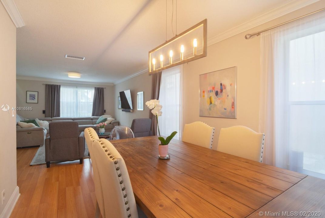 Recently Sold: $375,000 (3 beds, 2 baths, 1702 Square Feet)