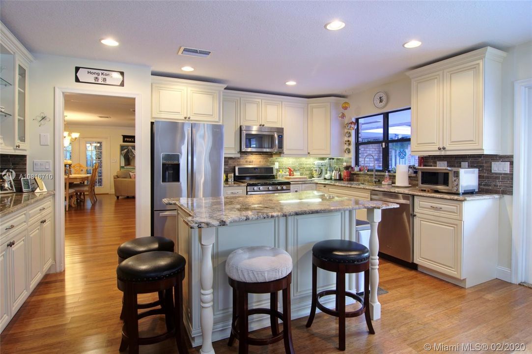 Great kitchen w/center island