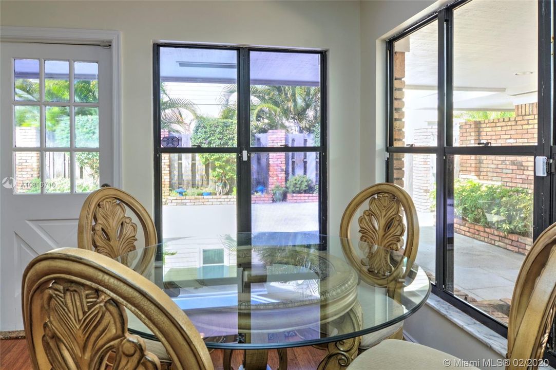 Kitchen breakfast area