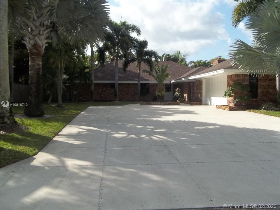 Giant driveway, plenty of parking space