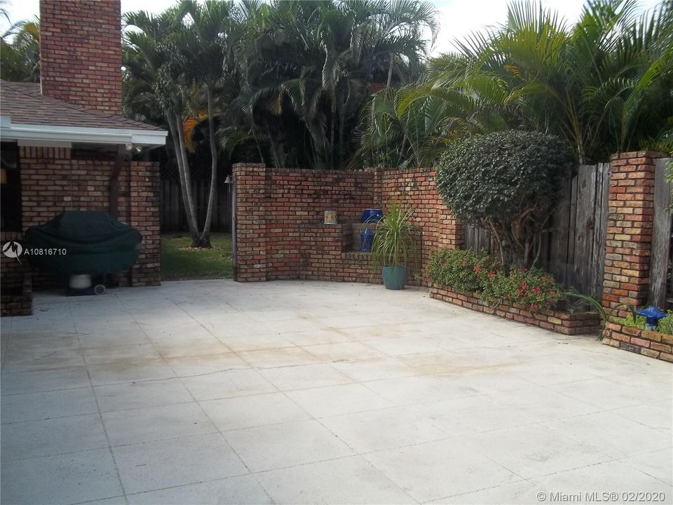 Lovely Courtyard off kitchen w/BBQ area