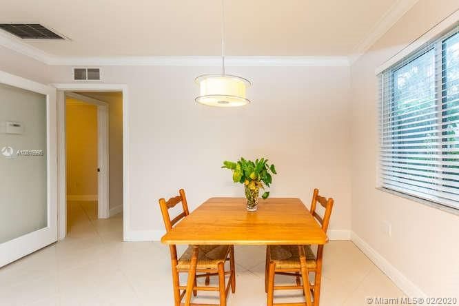 Vendido Recientemente: $575,000 (3 camas, 2 baños, 1356 Pies cuadrados)