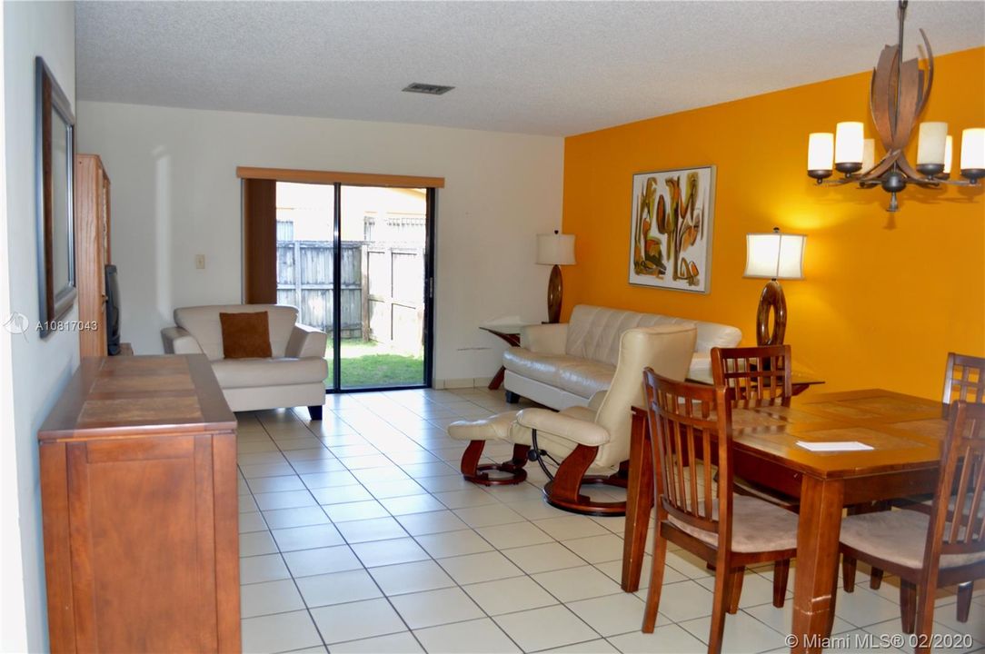 Vendido Recientemente: $218,900 (2 camas, 1 baños, 960 Pies cuadrados)