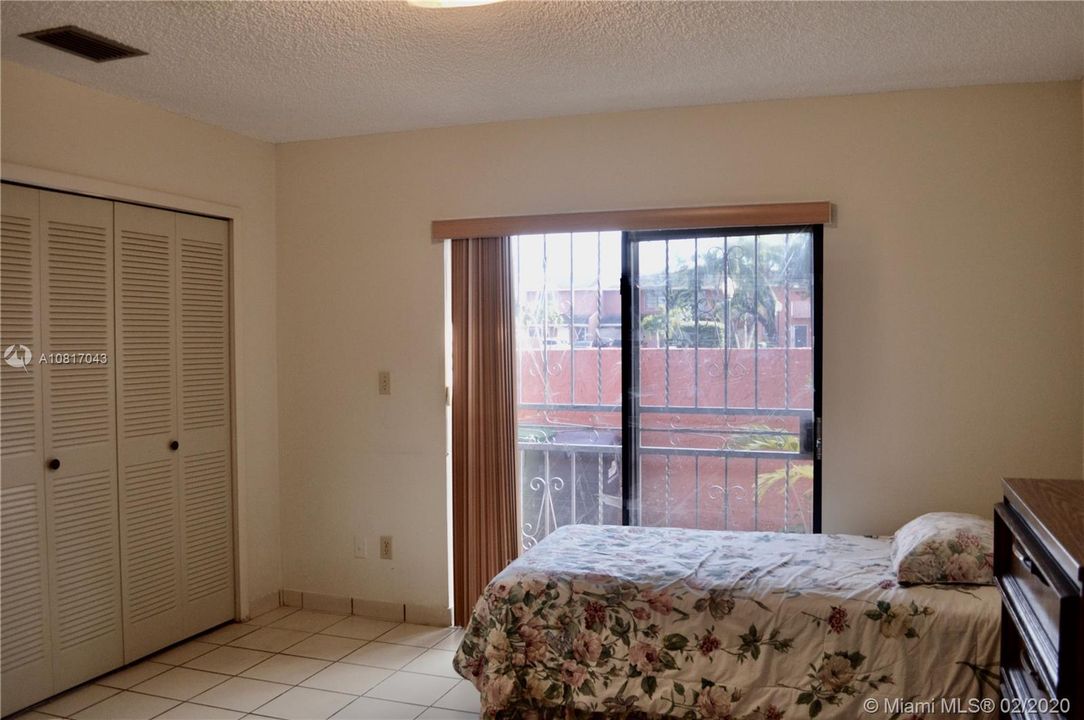 Vendido Recientemente: $218,900 (2 camas, 1 baños, 960 Pies cuadrados)