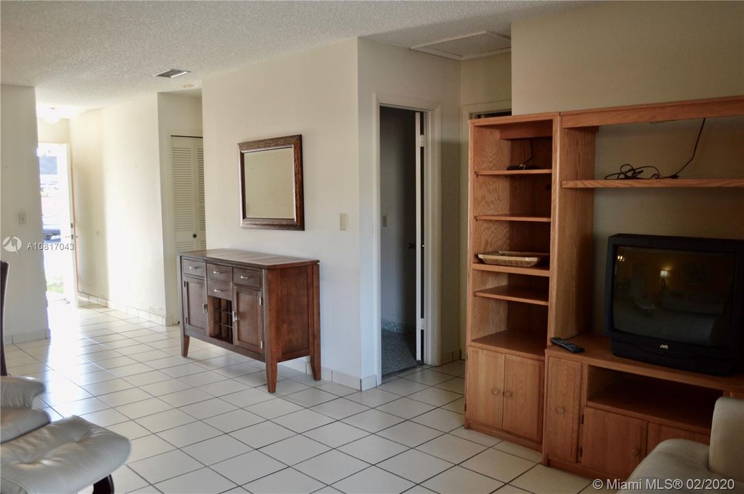 Vendido Recientemente: $218,900 (2 camas, 1 baños, 960 Pies cuadrados)