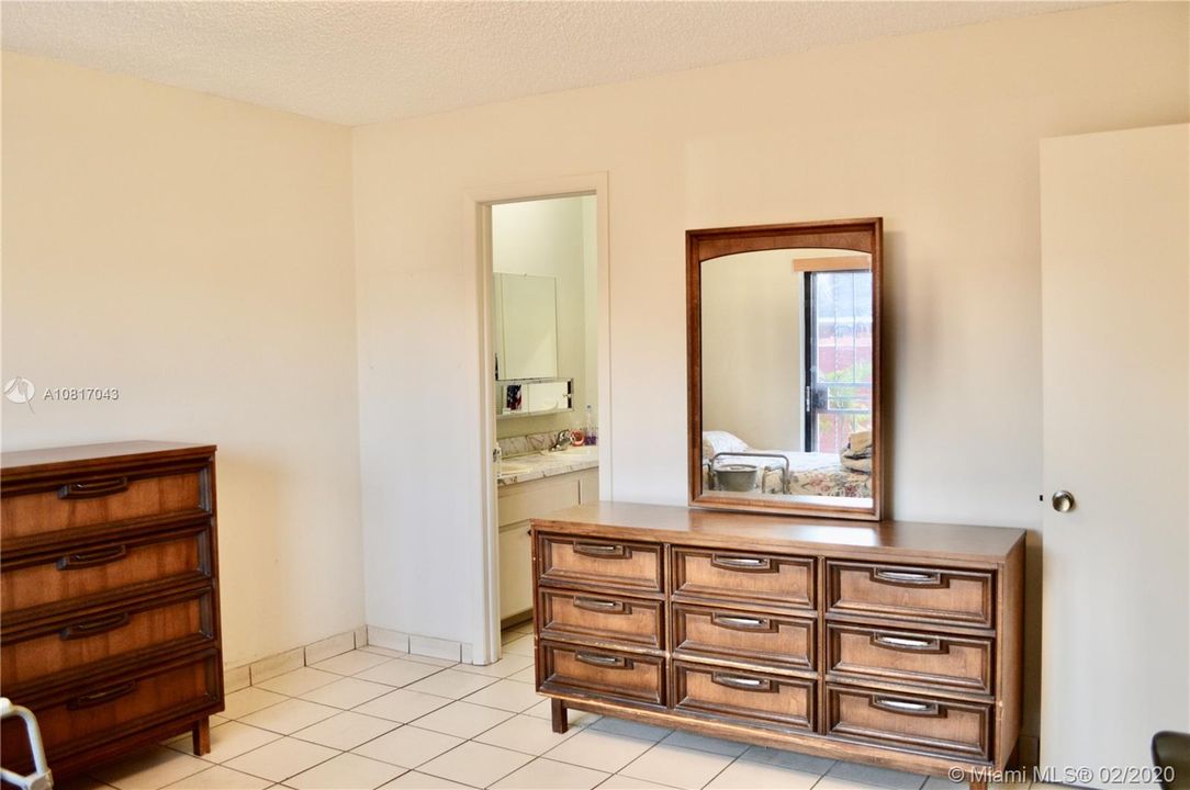 Vendido Recientemente: $218,900 (2 camas, 1 baños, 960 Pies cuadrados)