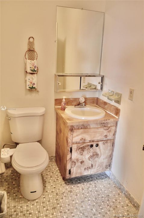 Vendido Recientemente: $218,900 (2 camas, 1 baños, 960 Pies cuadrados)