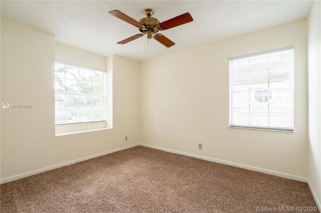 Vendido Recientemente: $245,900 (3 camas, 2 baños, 1330 Pies cuadrados)