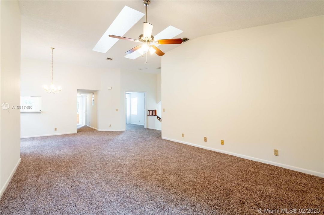 Vendido Recientemente: $245,900 (3 camas, 2 baños, 1330 Pies cuadrados)