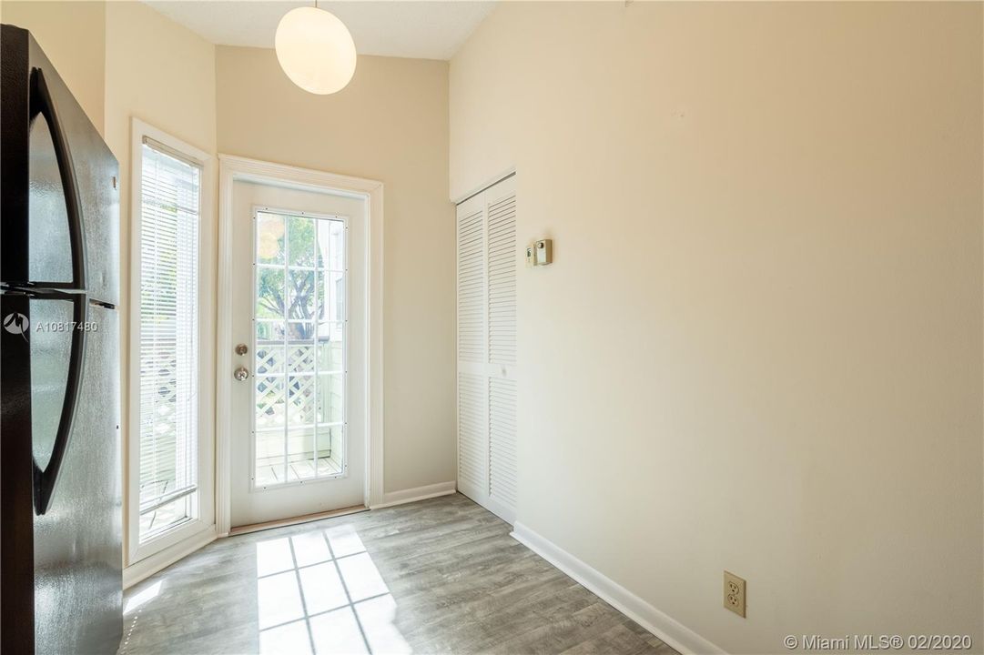 Vendido Recientemente: $245,900 (3 camas, 2 baños, 1330 Pies cuadrados)