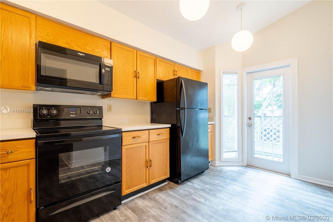 Vendido Recientemente: $245,900 (3 camas, 2 baños, 1330 Pies cuadrados)