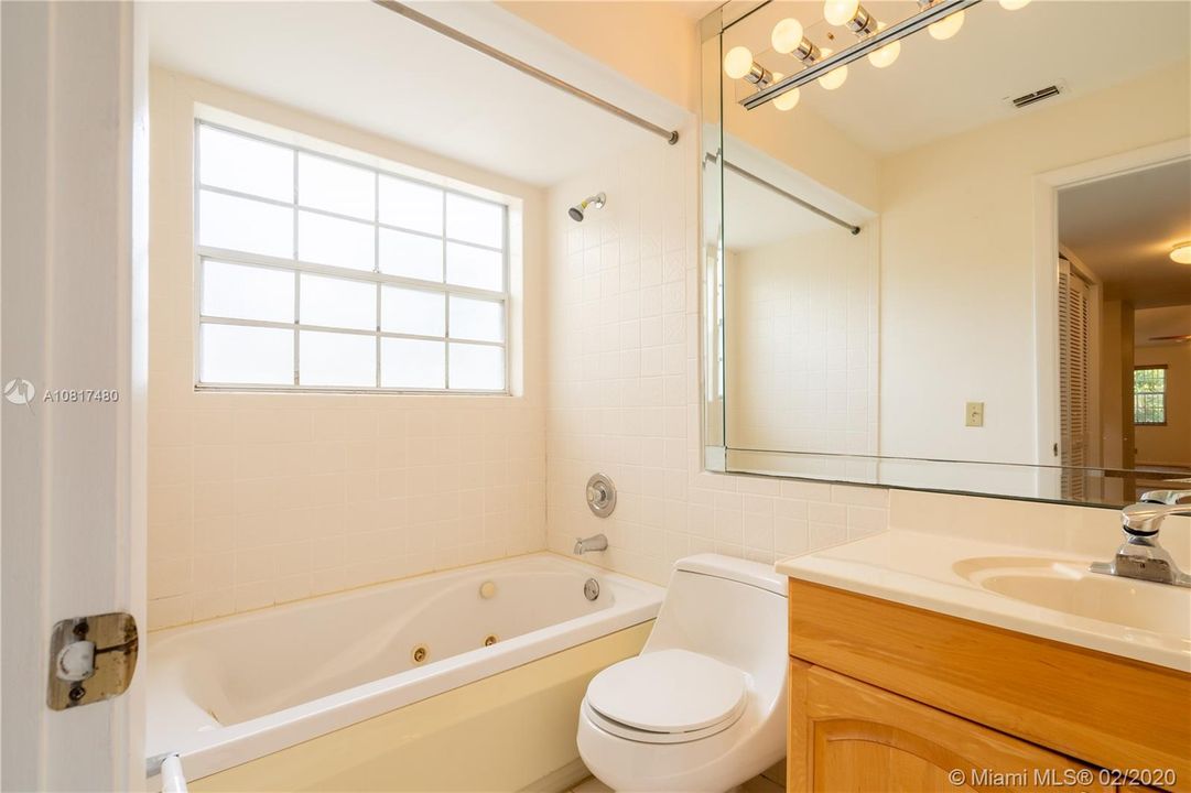 Vendido Recientemente: $245,900 (3 camas, 2 baños, 1330 Pies cuadrados)