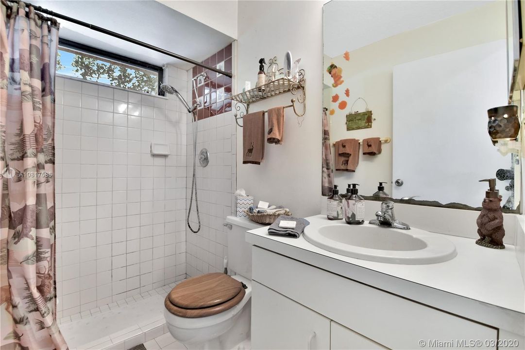 Недавно продано: $319,000 (4 спален, 3 ванн, 1604 Квадратных фут)