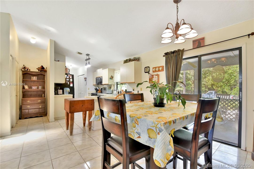Недавно продано: $319,000 (4 спален, 3 ванн, 1604 Квадратных фут)