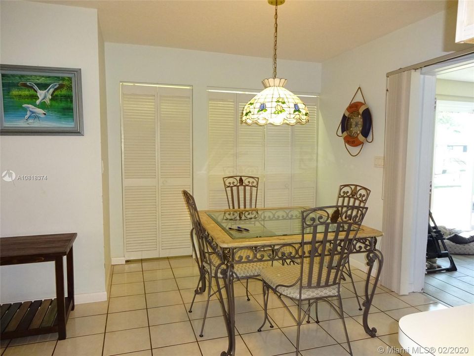 Vendido Recientemente: $329,000 (3 camas, 2 baños, 1864 Pies cuadrados)