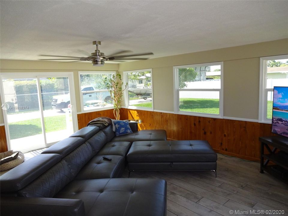 Vendido Recientemente: $329,000 (3 camas, 2 baños, 1864 Pies cuadrados)