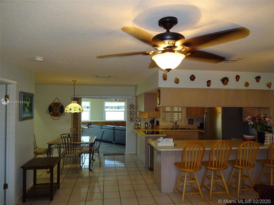 Vendido Recientemente: $329,000 (3 camas, 2 baños, 1864 Pies cuadrados)