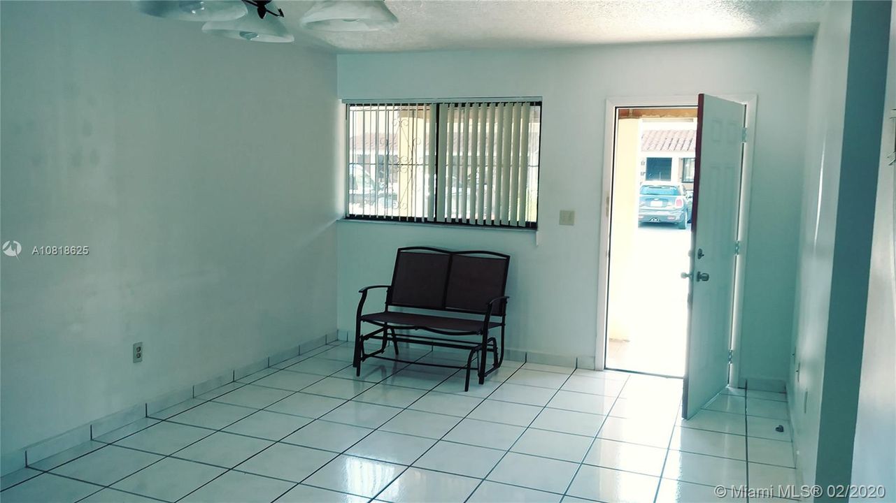 Vendido Recientemente: $173,900 (2 camas, 2 baños, 824 Pies cuadrados)
