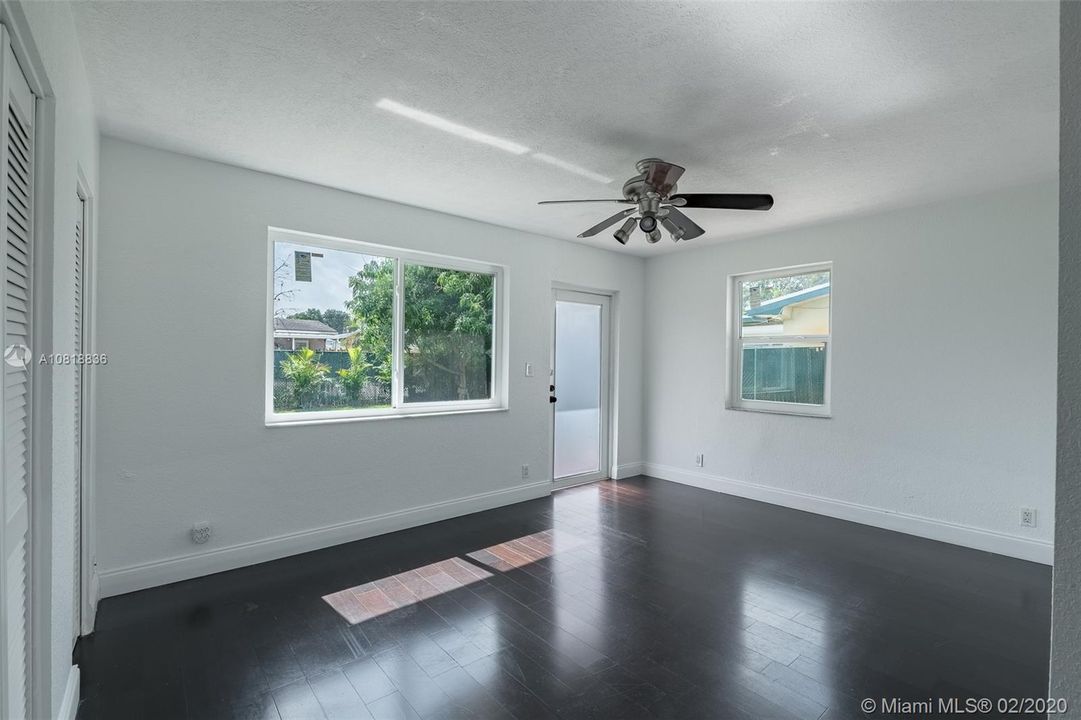 Vendido Recientemente: $289,990 (2 camas, 1 baños, 1137 Pies cuadrados)