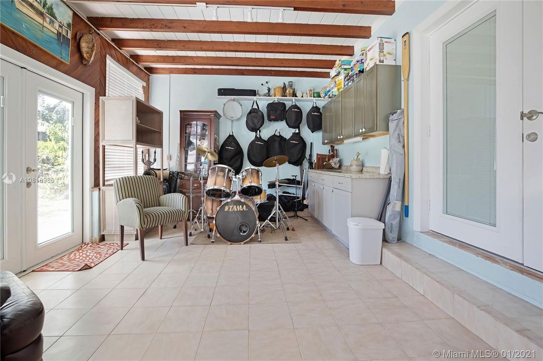 Recently Sold: $548,000 (3 beds, 2 baths, 1331 Square Feet)