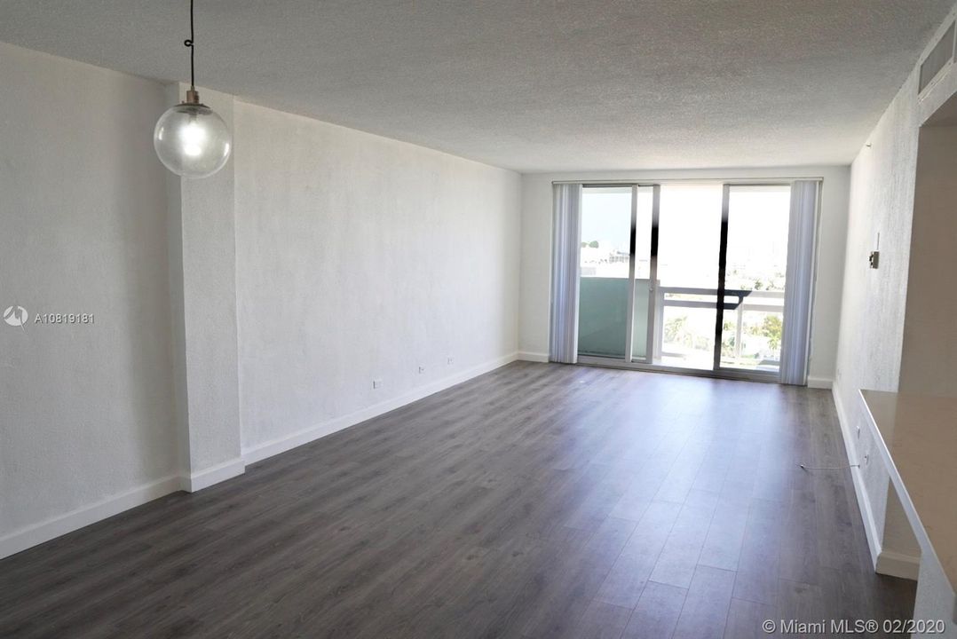 Недавно продано: $375,000 (2 спален, 2 ванн, 1077 Квадратных фут)