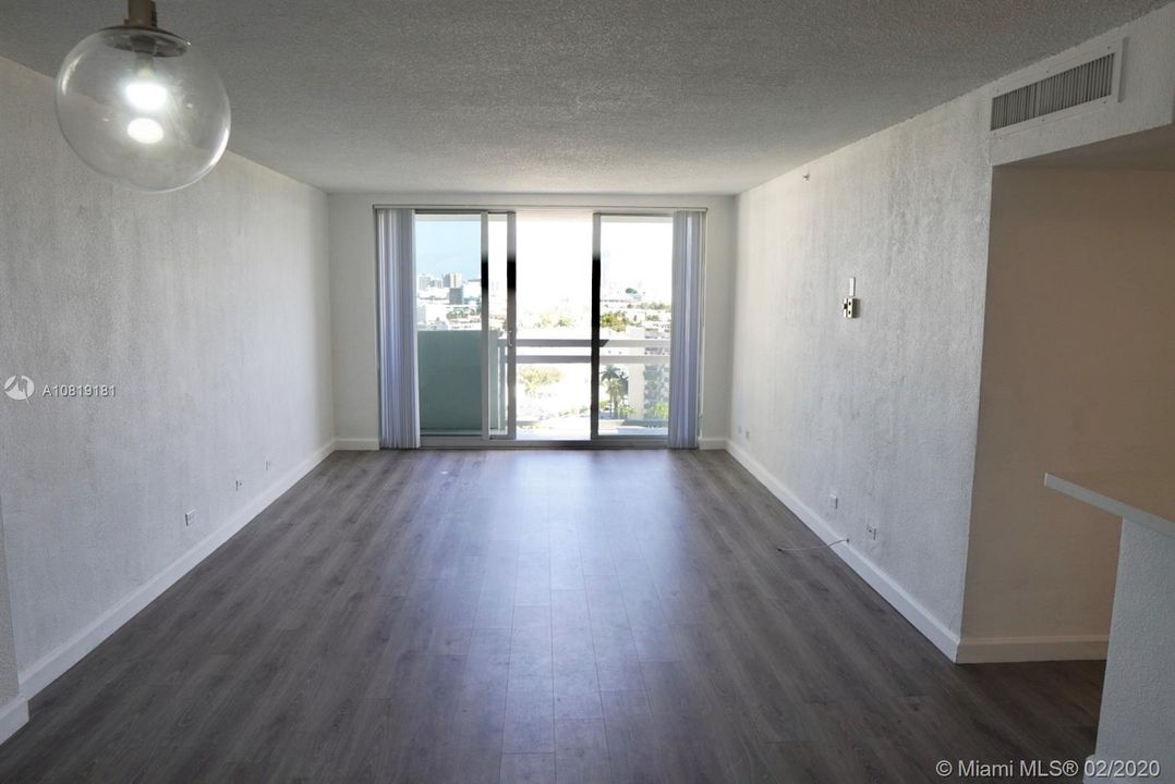 Недавно продано: $375,000 (2 спален, 2 ванн, 1077 Квадратных фут)