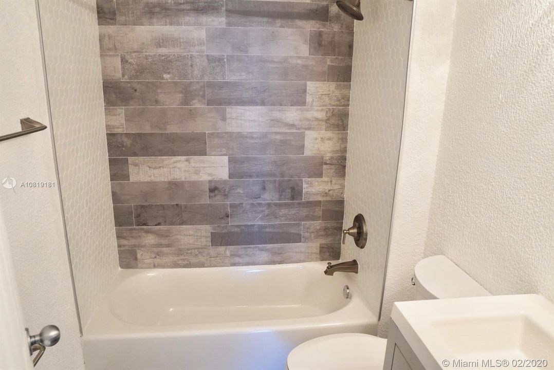 Недавно продано: $375,000 (2 спален, 2 ванн, 1077 Квадратных фут)