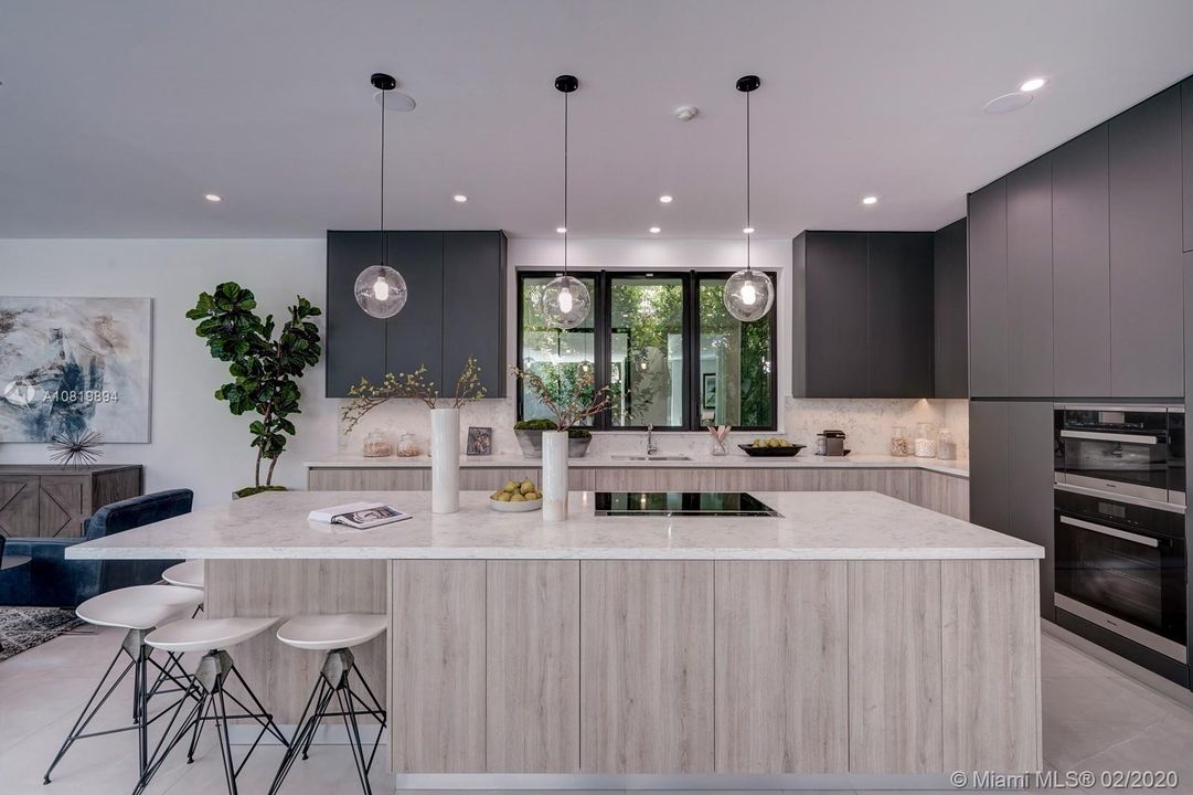Vendido Recientemente: $4,595,000 (5 camas, 6 baños, 4724 Pies cuadrados)