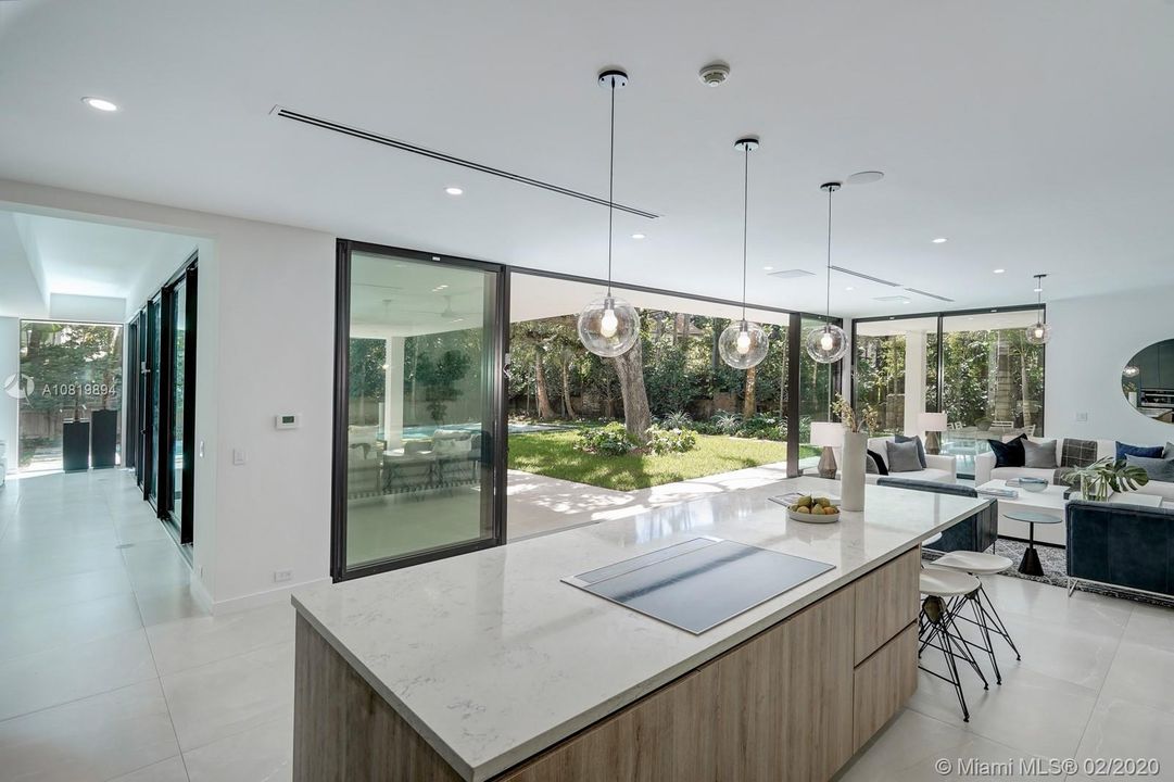Vendido Recientemente: $4,595,000 (5 camas, 6 baños, 4724 Pies cuadrados)