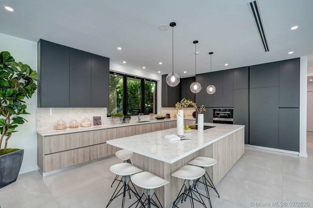 Vendido Recientemente: $4,595,000 (5 camas, 6 baños, 4724 Pies cuadrados)