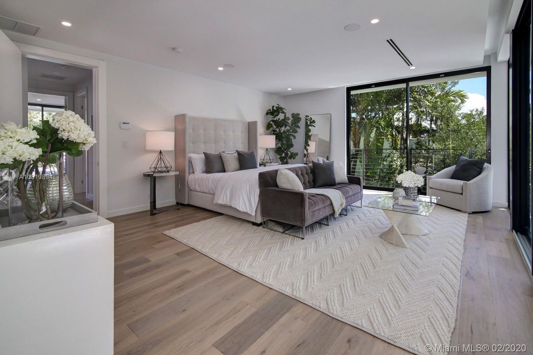 Vendido Recientemente: $4,595,000 (5 camas, 6 baños, 4724 Pies cuadrados)