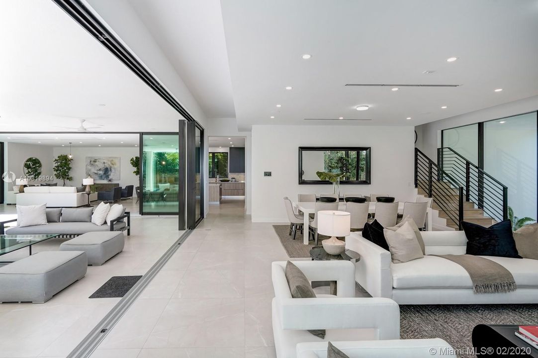 Vendido Recientemente: $4,595,000 (5 camas, 6 baños, 4724 Pies cuadrados)