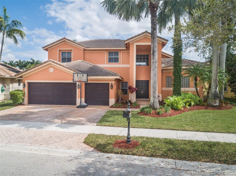 Недавно продано: $875,000 (6 спален, 4 ванн, 4457 Квадратных фут)