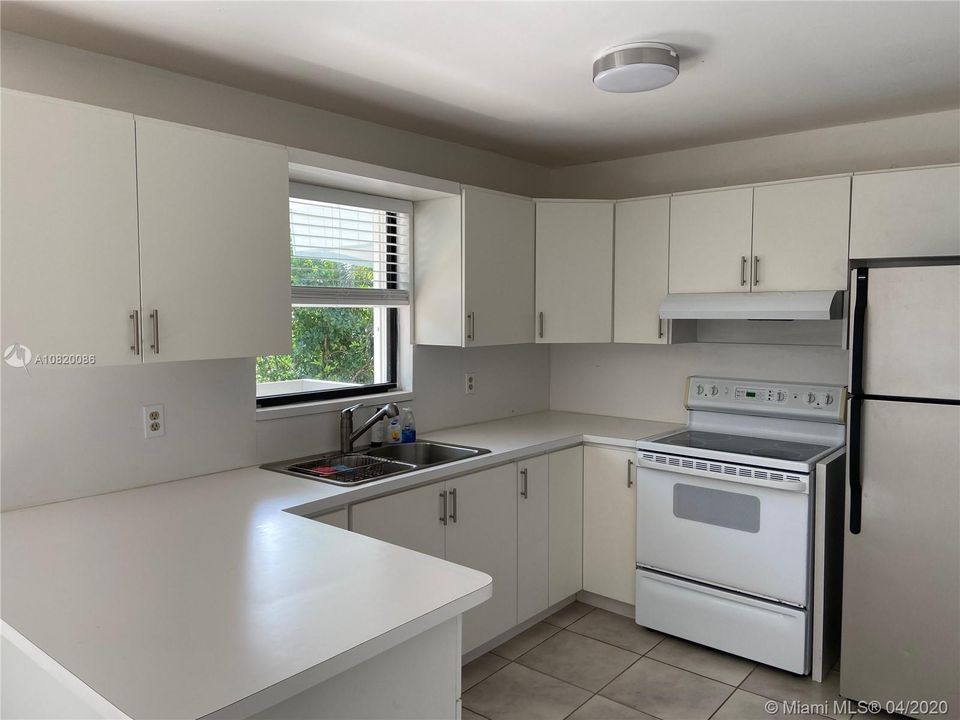 Recently Rented: $2,300 (2 beds, 1 baths, 950 Square Feet)