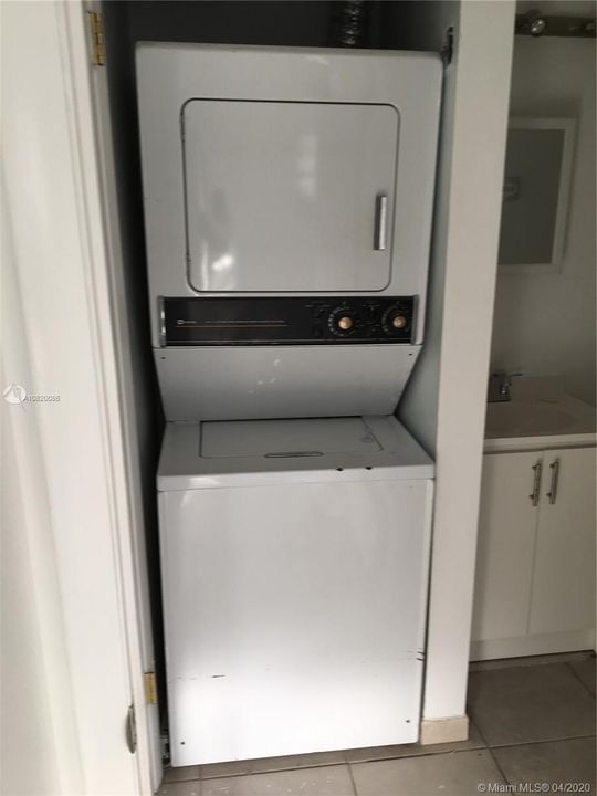 Recently Rented: $2,300 (2 beds, 1 baths, 950 Square Feet)